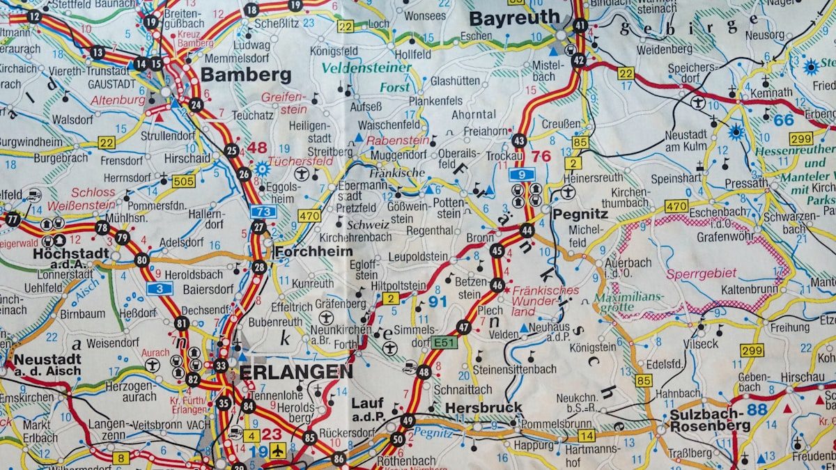 Smartphone affichant Google Maps pour rechercher un plombier en Lorraine — référencement local TPE