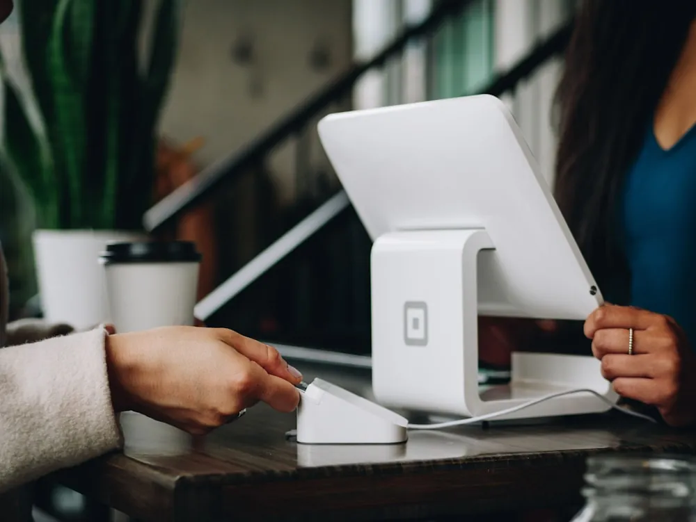 Commercial freelance Qoov sur le terrain